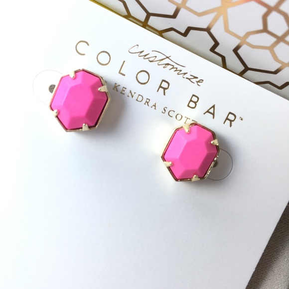 Kendra Scott Logan Earrings in Magenta - Picture 2 of 9